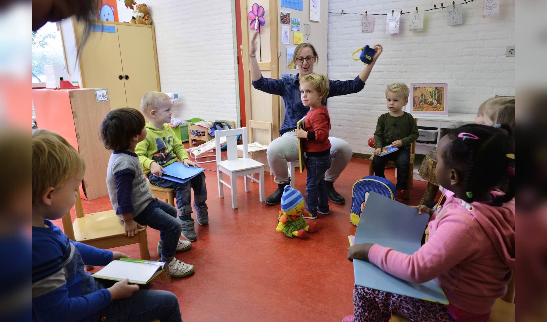 Marlies Koog met de peuters van peuteropvang 'Op de Hoek'