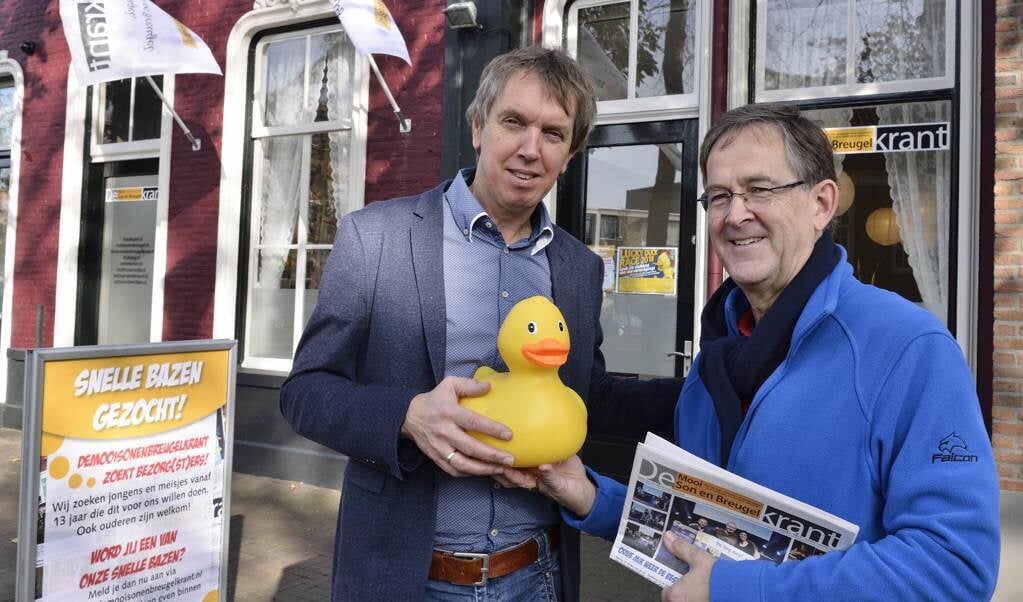 Adrie Neervoort (links) ontvangt de Lucky Duck XL van Henk Achten