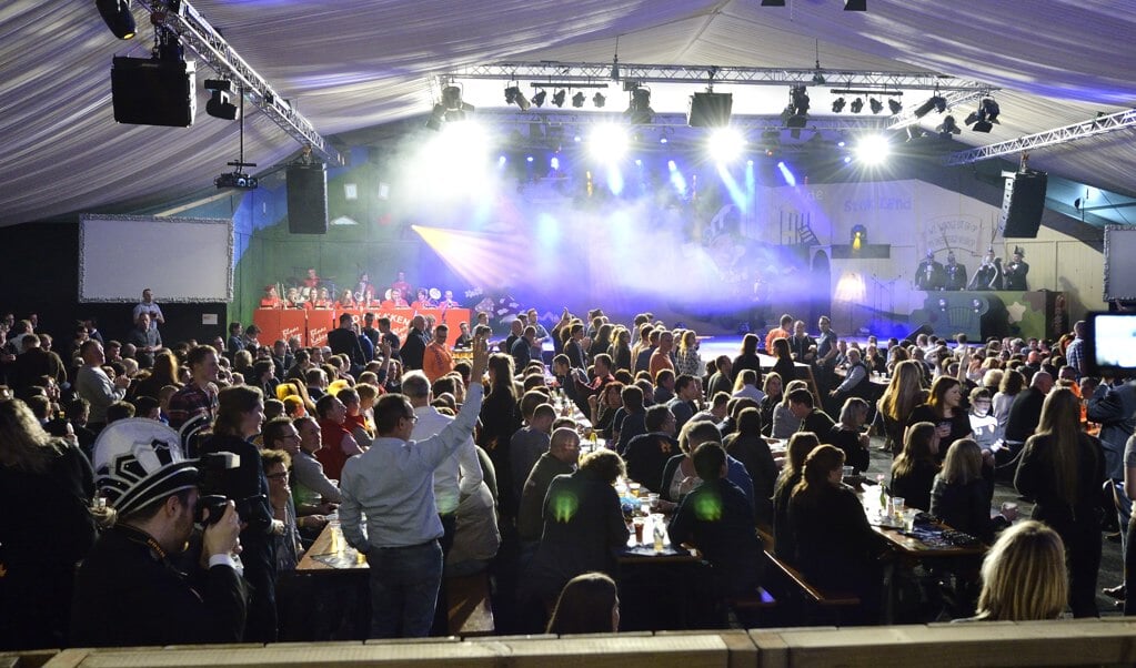 Veel publiek in de grote feesttent tijdens de zittingsavonden (Foto: Wil Feijen)