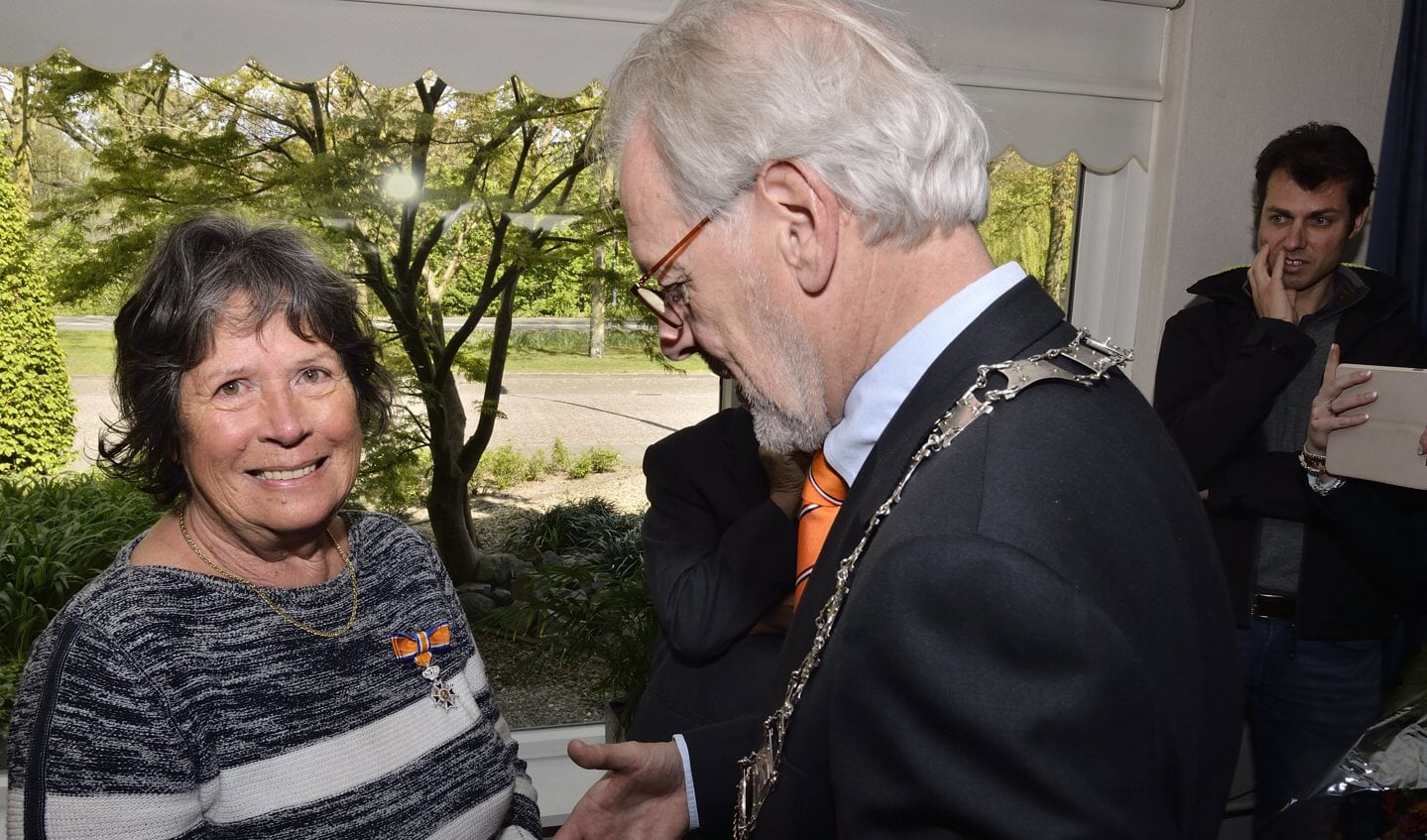 Koninklijke onderscheiding voor mevrouw F. Hol-van Herwijnen Benoemd tot Lid in de Orde van Oranje-Nassau
