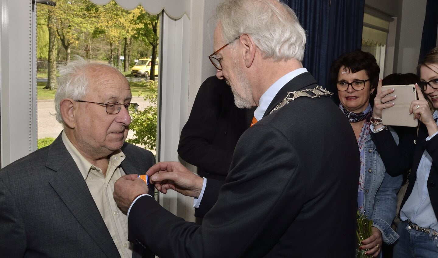 Koninklijke onderscheiding voor de heer P.J. Hol Benoemd tot Lid in de Orde van Oranje-Nassau