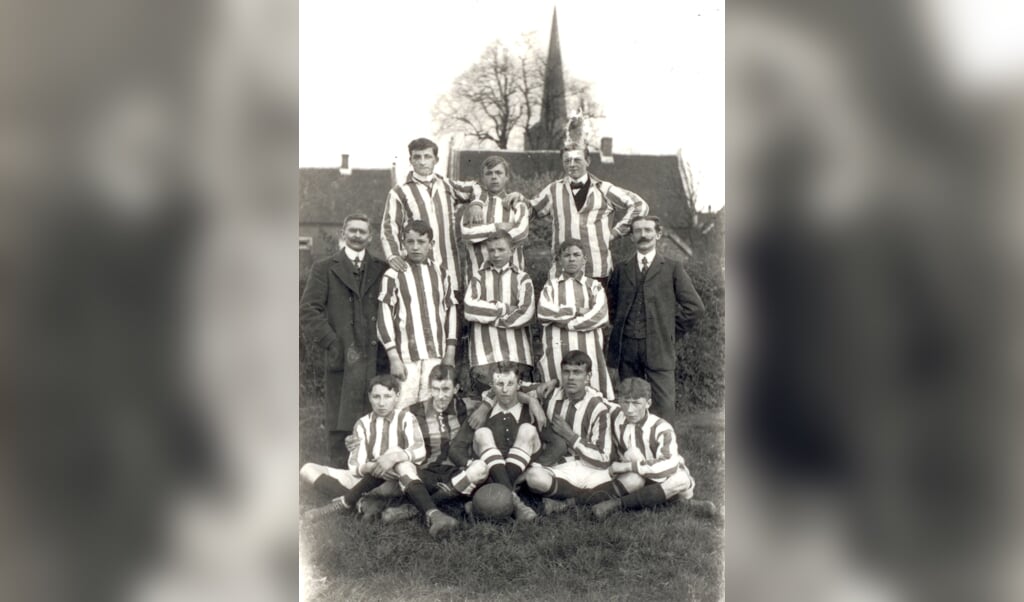 Het elftal van Wilhelmina (1912-1913) met links meester Boymans, hoofd van de RK Jongensschool te Son. Zittend tweede van rechts Bert Swinkels, de latere smid van Breugel
