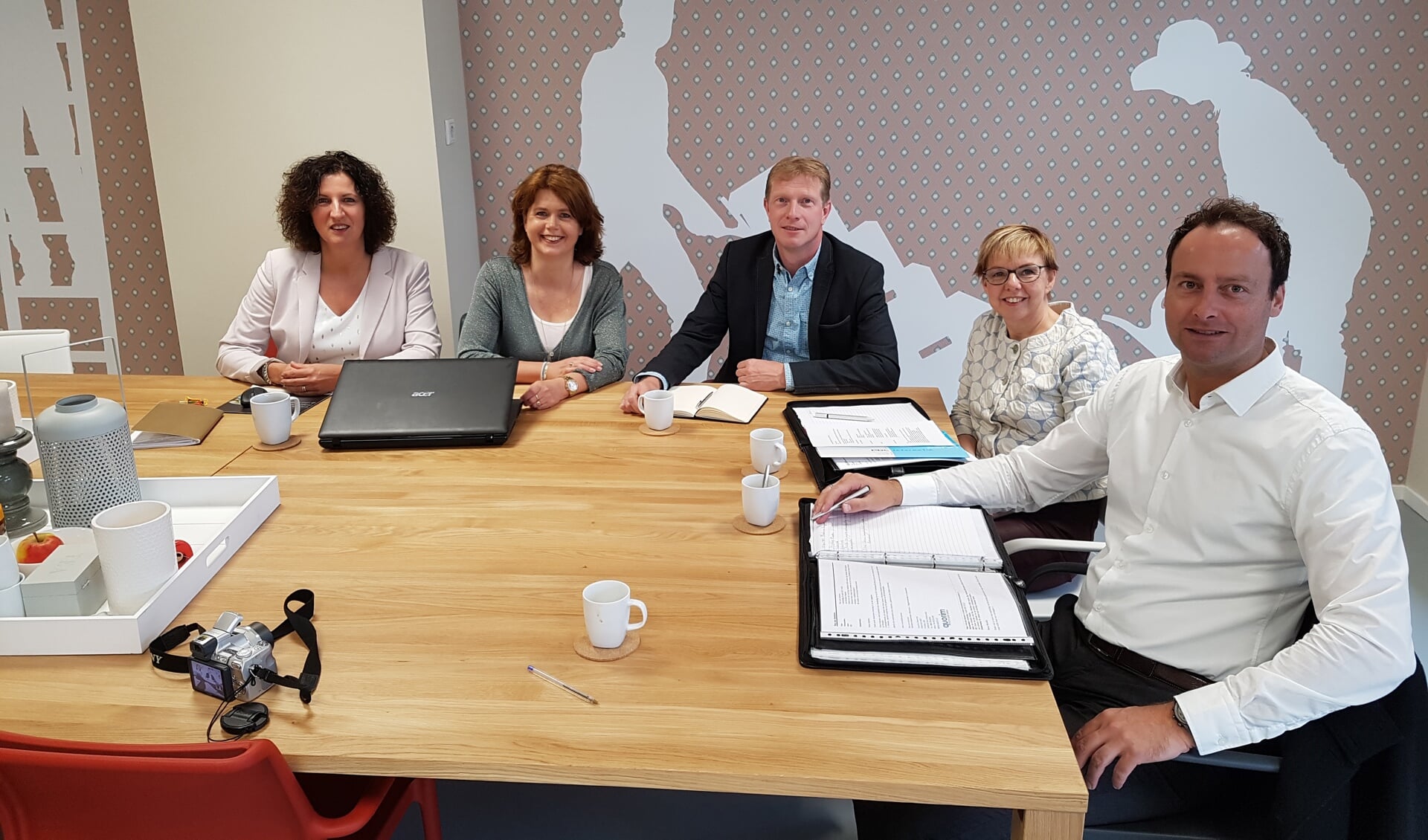 (vlnr) Diana van der Looij, Maaike van Kempen, Hein Dahmen, Anja Lawera (OHB) en Roy van Gorkum (OHB) aan tafel bij Stichting MeeDoen Werkt!