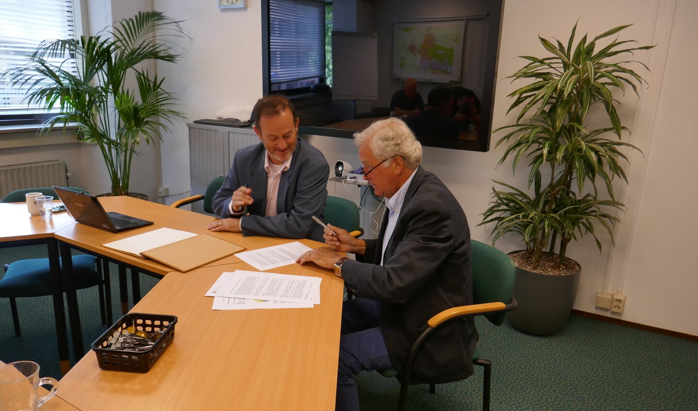 wethouder Kees Vortman en Maarten Claessens van Stichting Leergeld BOS 