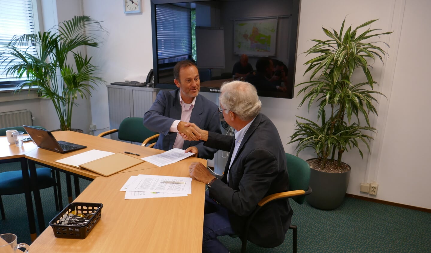 wethouder Kees Vortman en Maarten Claessens van Stichting Leergeld BOS 
