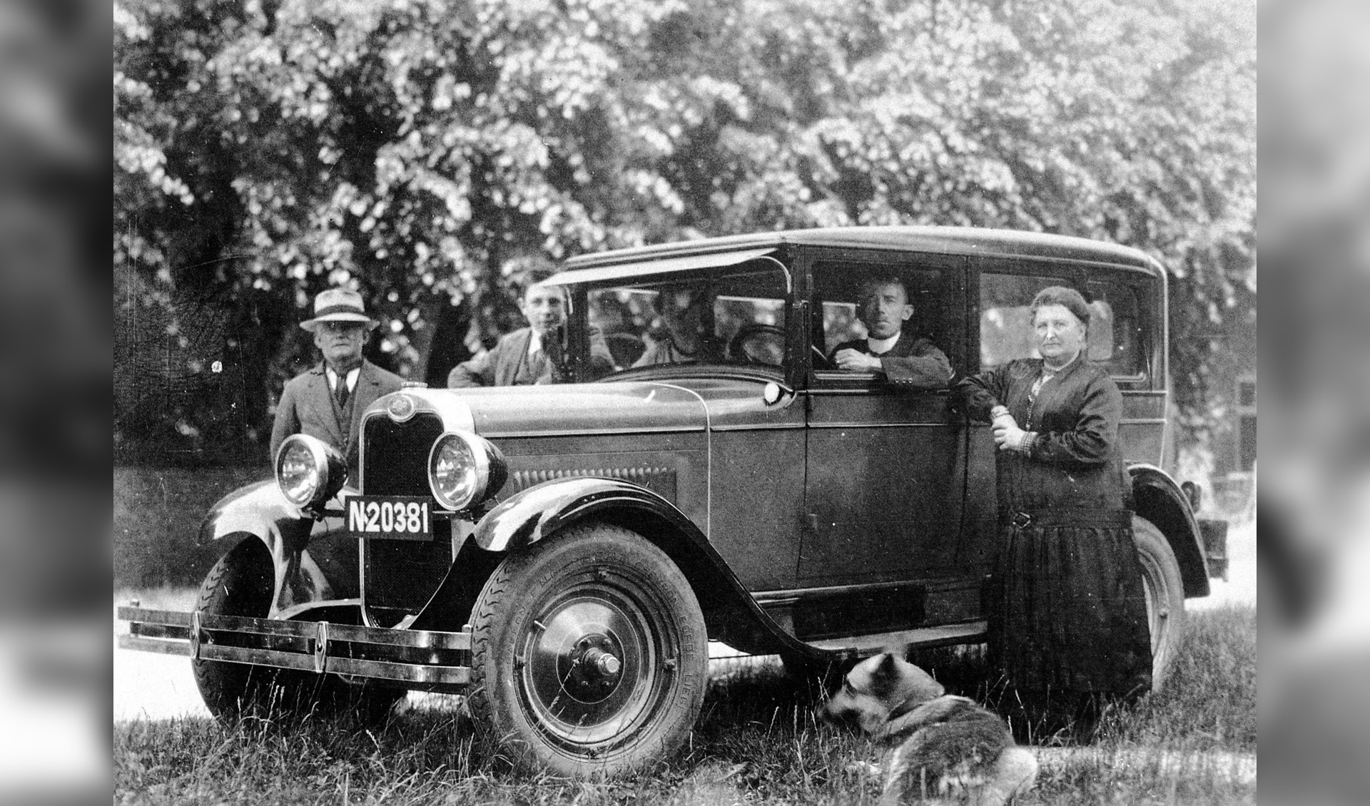 De eerste in Reek die zich de luxe van een eigen auto kon permitteren was burgemeester Wientjes. Het was een Ford Sedan V8, geleverd door garage Nefkens in Gennep in 1932. 