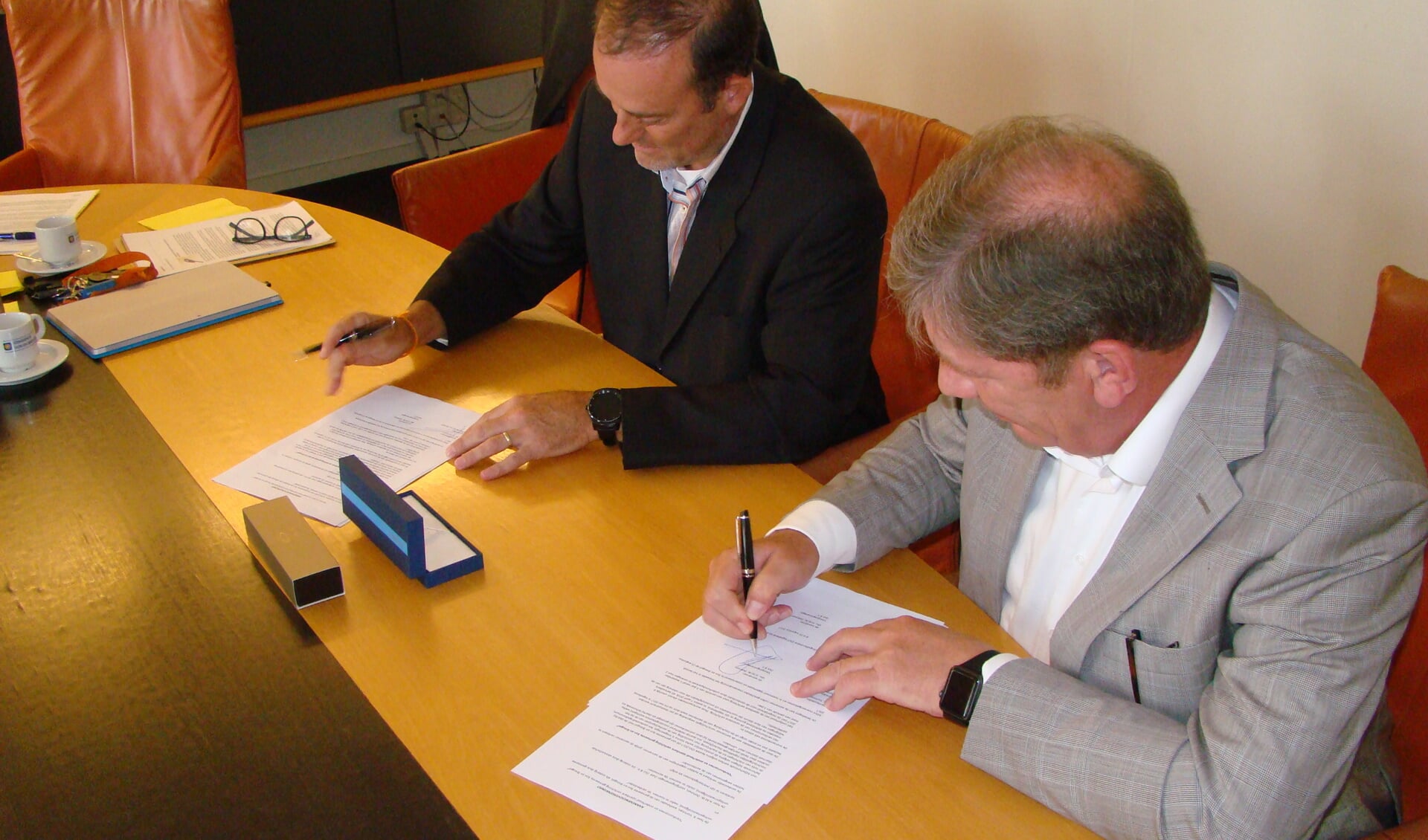 wethouder Kees Vortman en en Hay Dohmen, vestigingsmanager Ziut, tekenen het contract