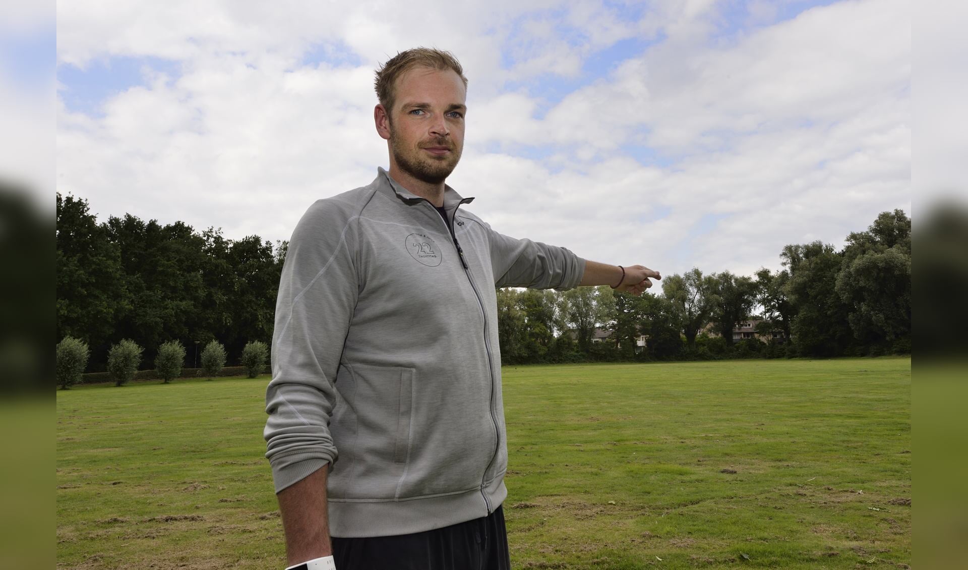 Irmo bij een veldje bij het Hertenkamp in Breugel 