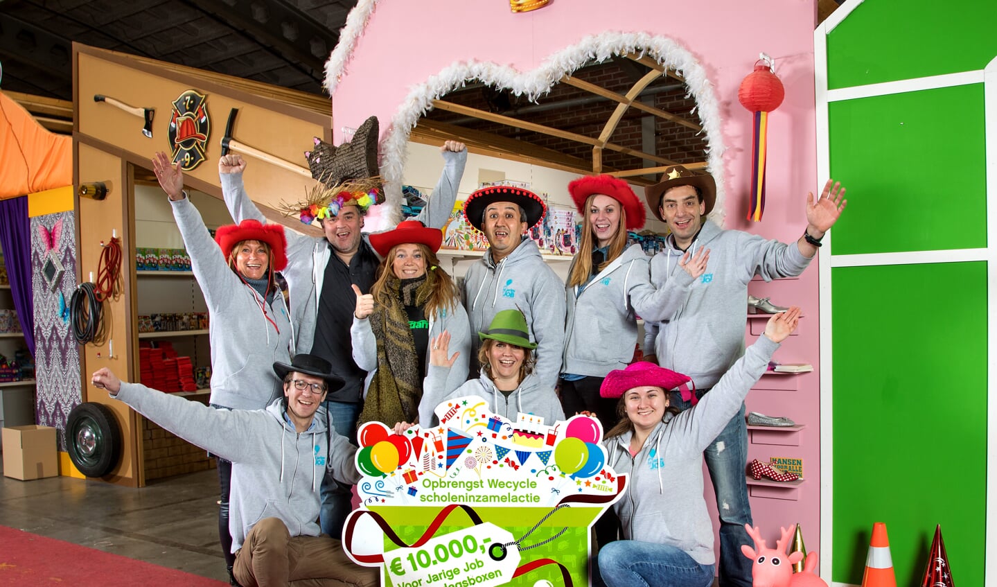 Vrijwilligers van Stichting Jarige Job zijn blij met de scholeninzamelactie van Wecycle die een sponsorcheque opleverde van 10.000 euro