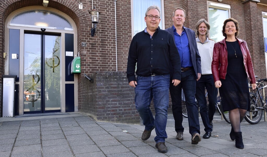(vlnr) Maurice Peters, Roland de Waal (secretaris), Maarten van Beek en Ingrid van Kronenburg (voorzitter), 