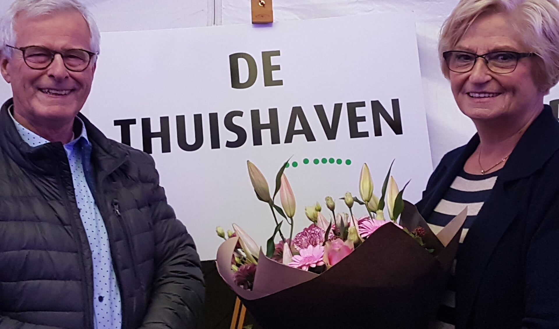 De heer en mevrouw Walraven ontvingen naast een bos bloemen een uniek geschilderd bord en een VVV bon. 