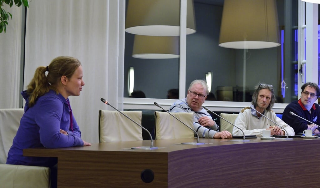 Bewoonster Anne van de Molenstraat maakt gebruik van het inspreekrecht tijdens de raadscommissievergadering burgerzaken.