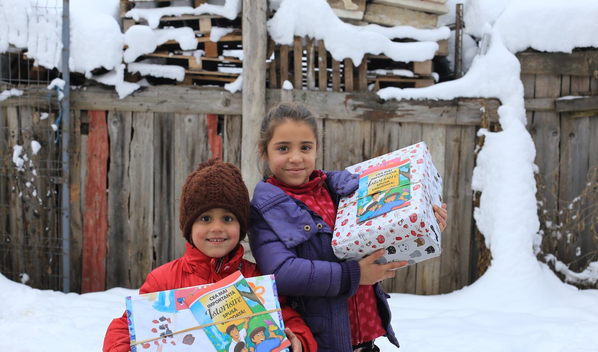 Een schoenendoos met cadeautjes hebben deze kinderen bij een eerder actie in ontvangst genomen