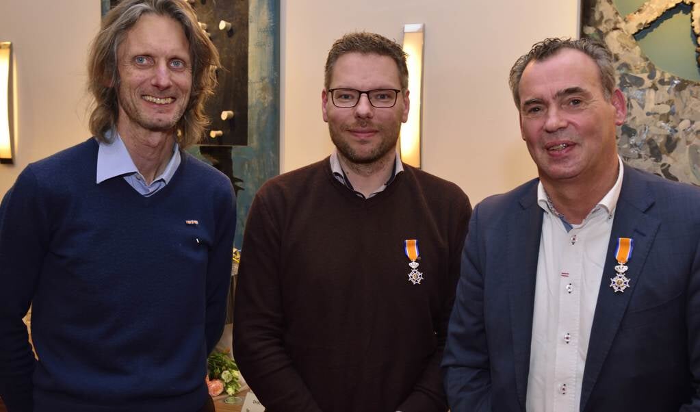 Op de foto (vlnr) Maarten van Beek samen met zijn onderscheiden collega raadsleden Arno Flapper (VVD) en Johan Bijlsma (PvdA/GroenLinks)