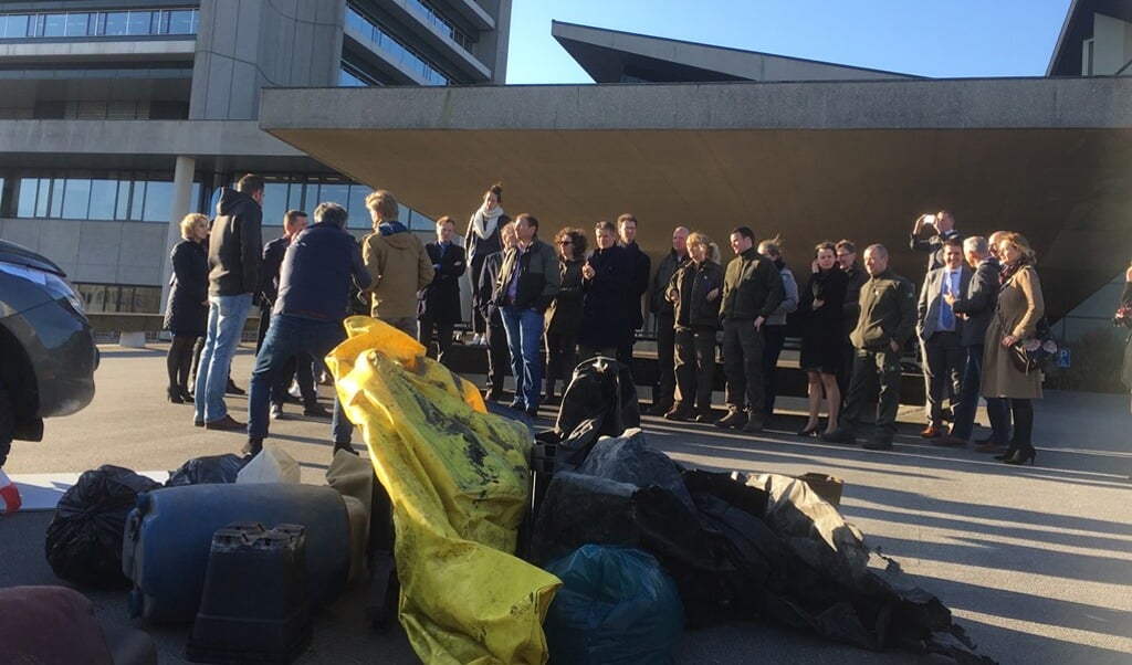 Boswachters dumpen uit protest afval bij het Provinciehuis in 's Hertogenbosch