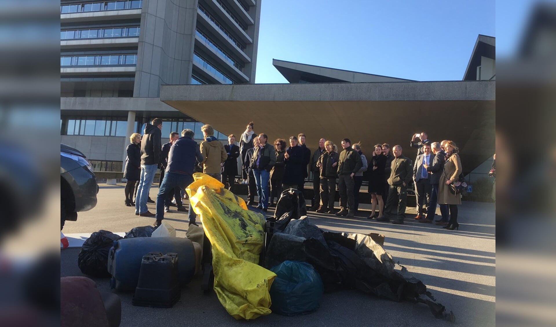 Boswachters dumpen uit protest afval bij het Provinciehuis in 's Hertogenbosch