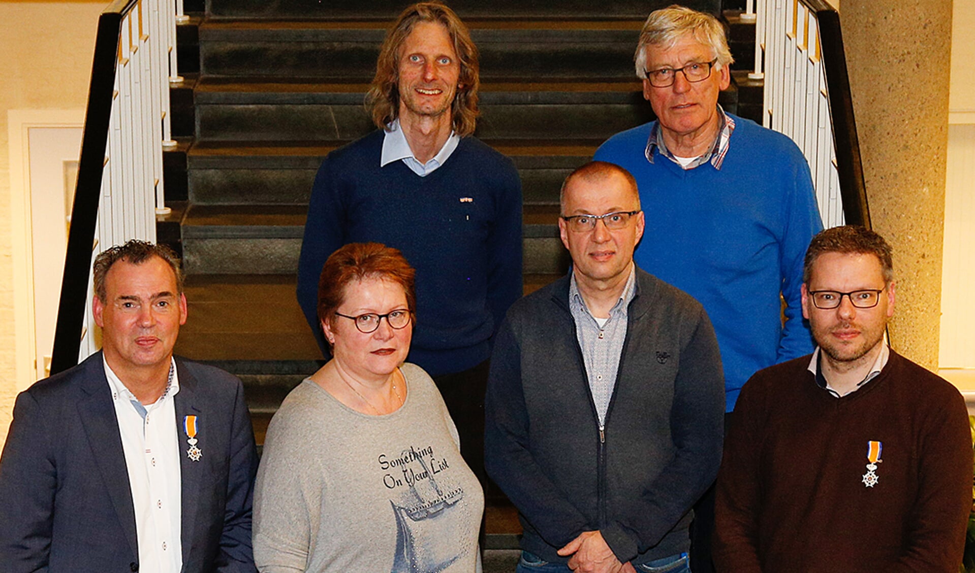 Van links naar rechts op de foto: Johan Bijlsma ((PvdA/Groen Links), José Goossens, Maarten van Beek en Rinie van der Looij (Dorpsbelang), Hans Werner (CDA) en Arno Flapper (VVD). Jan Frans Brouwers (Dorpsbelang) mist op de foto.