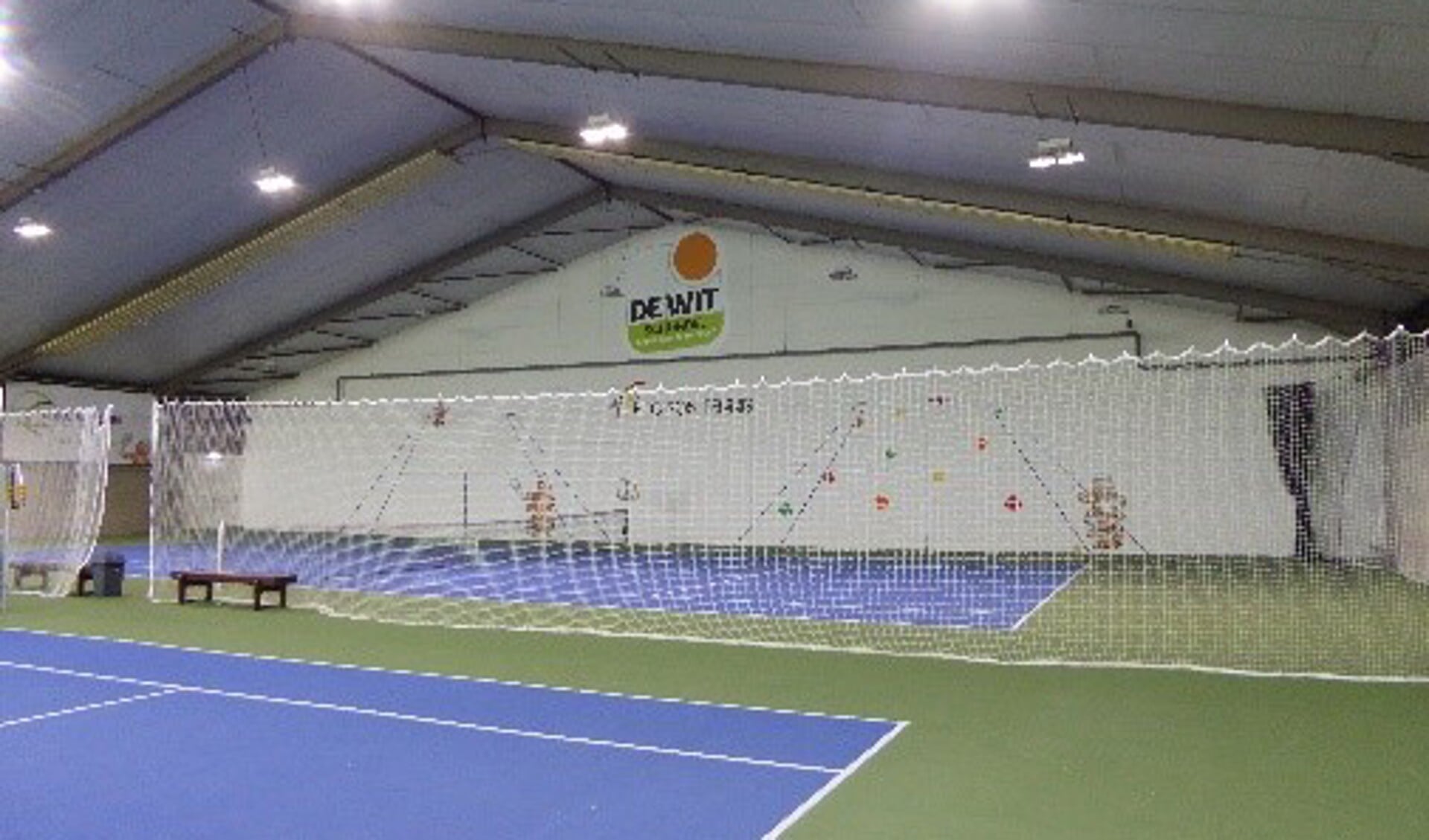 Tennishal bij HTC Son tennis