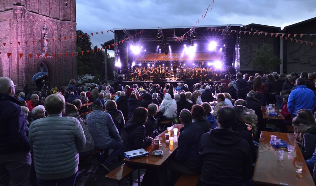 Archief foto van het concert in 2018, waarbij zo’n 2.000 mensen op het plein genoten van een prachtig concert 