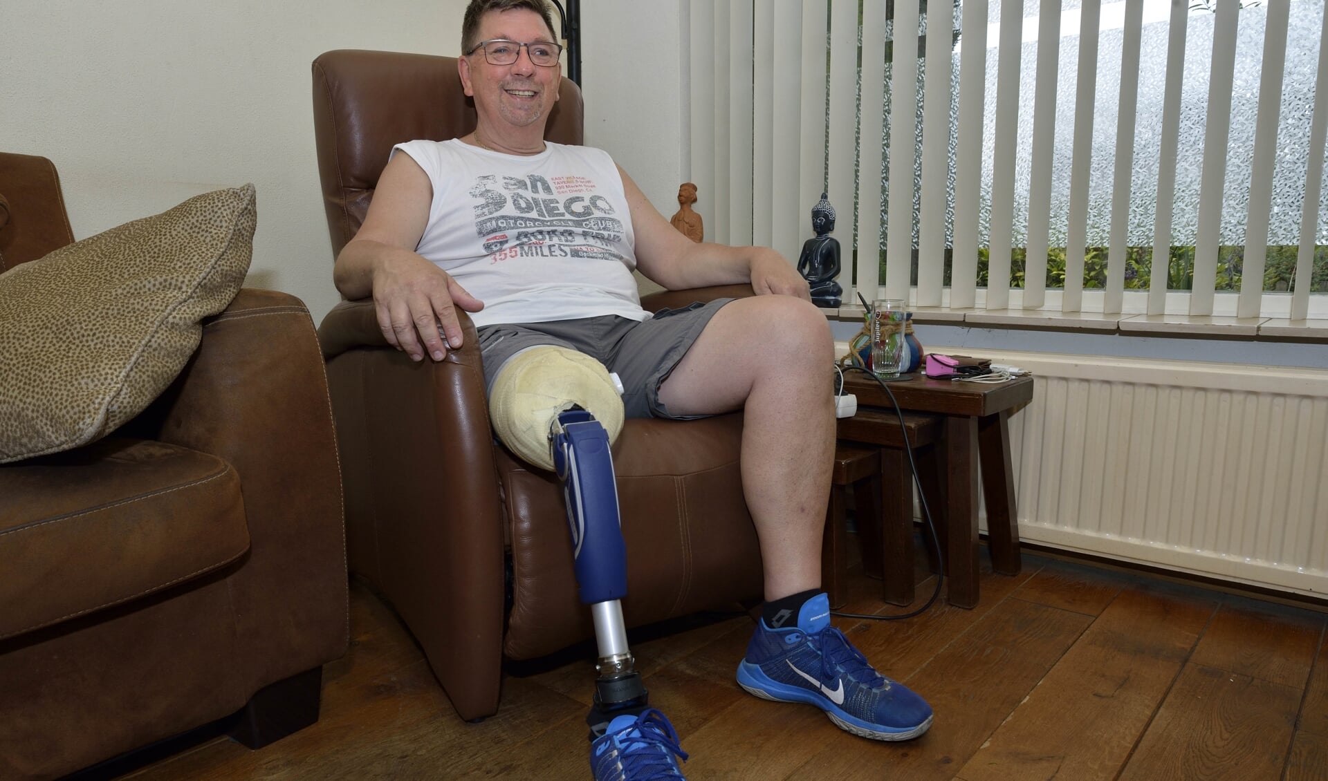 Gerard van den Elsen met zijn prothese
