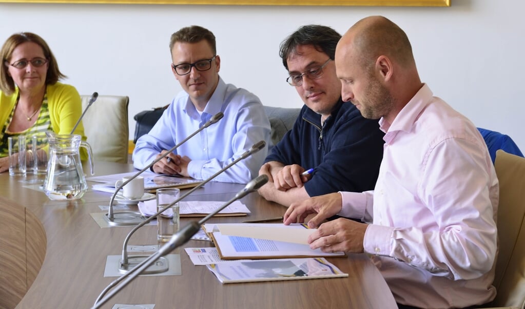(vlnr) Remco Heeren (DorpsVISIE), Camile Limpens (CDA) en Joris van Dam (PvdA/GroenLinks) tijdens het ondertekenen van het coalitieakkoord