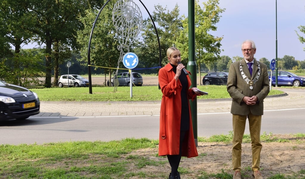 Senna van Lieshout (l) met burgemeester Hans Gaillaird voor de rotonde met het kunstwerk