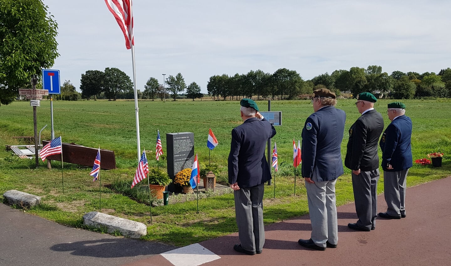 leden van KOVOM leggen bloemen bij het monument ter herinnering van de voormalige Amerikaanse begraafplaats aan de Rooijseweg