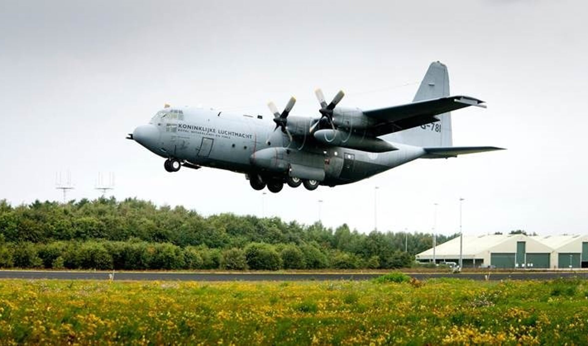 Laag en snel landen C-130 op vliegbasis Eindhoven