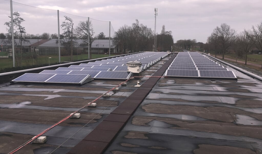 Op de foto de recent geplaatste zonnepanelen op het dak van het Combigebouw aan de Rooijseweg 1, waar de gemeentewerf en de brandweer gevestigd zijn.