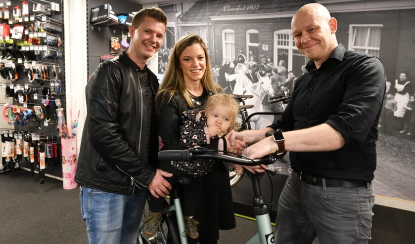 Winnaar Krista De Rijder-Pennings neemt de hoofdprijs, de fiets, in ontvangst | Fotonummer: 462cd9