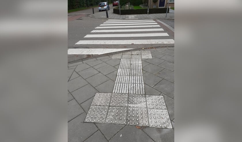 Zebrapad met een paar noppentegels in Breugel | Fotonummer: 14dfa9