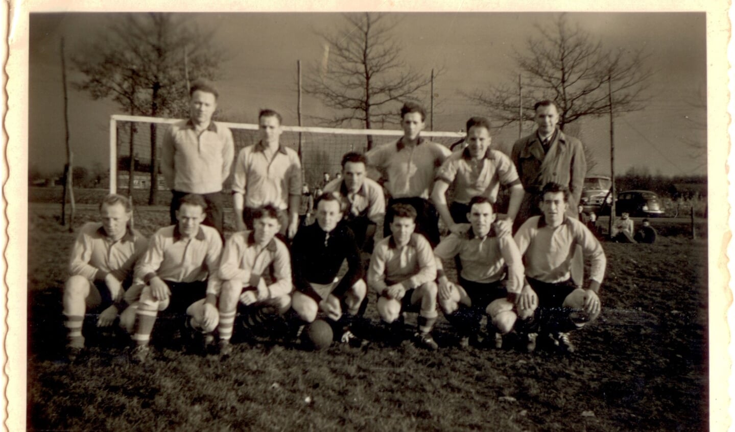 Het eerste voetbalteam van SBC in 1954. Staand v.l.n.r.: Piet van de Laar; Jo Blijs; Jan van Dinter; Jan Roovers; Toon van de Ven; Jan van den Bogaart; Zittend: Harrie van Lieshout; Marinus van Dinter; Max Raaymakers; Theo Verhagen; Han Ruis; Marius van Wijk; Henk Scheepens