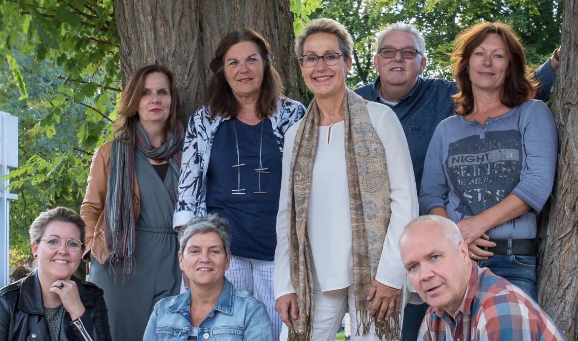 Bovenste rij: v.l.n.r.: Rita van Prooije, Siska Veldman, Cilia Jongen, Martin van de Bunt en Marjolein Lucassen. Onderste rij v.l.n.r.:Femke Wetzer, Juul Swinkels en Jeroen Loeffen