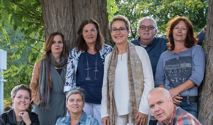 Bovenste rij: v.l.n.r.: Rita van Prooije, Siska Veldman, Cilia Jongen, Martin van de Bunt en Marjolein Lucassen. Onderste rij v.l.n.r.:Femke Wetzer, Juul Swinkels en Jeroen Loeffen | Fotonummer: e1174c