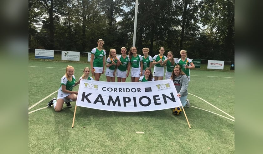 V.l.n.r.: Fenne van de Laar, Femke Kapteijns, Maud Schalken, Mirna Sanders, Lynn Pijnenburg, Lisa van der Aa, Ellis van Haandel, Anne van de Vorst, Caeley Krayo, Maud Swinkels, Linn van den Hurk en Coach: Floor Schoonen | Fotonummer: 553e41