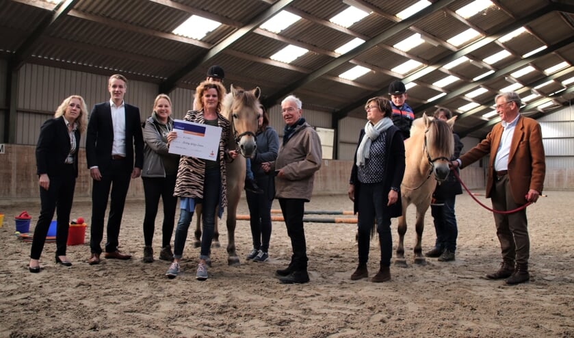 De cheque wordt overhandigd | Fotonummer: 86af34