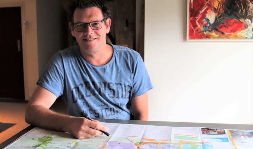 Hans Teulings heeft de route al uitgestippeld op de plattegrond van Son en Breugel | Fotonummer: cb423b