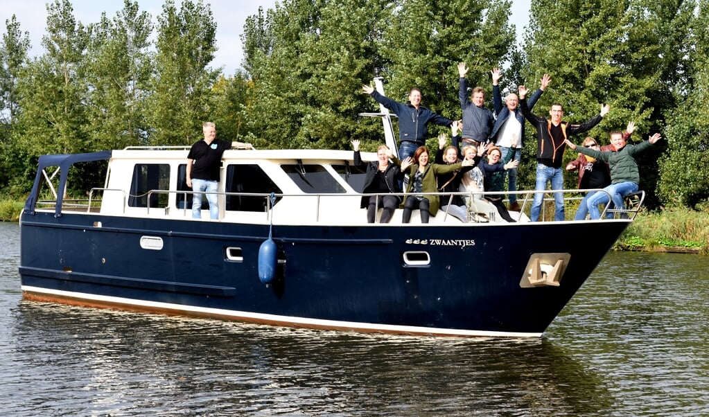 Michel met zijn vriendengroep op de boot 