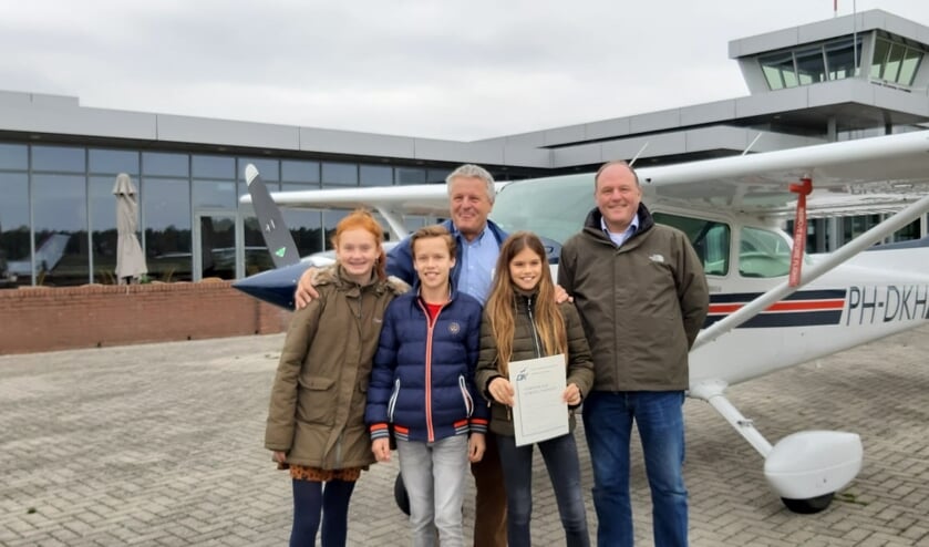 V.l.n.r.: Yannick Spanjers, Luuk van Minos en Lynn Schutjes. Achter: de piloot en sponsor van de rondvlucht dierenarts Rob Peeters | Fotonummer: 295321