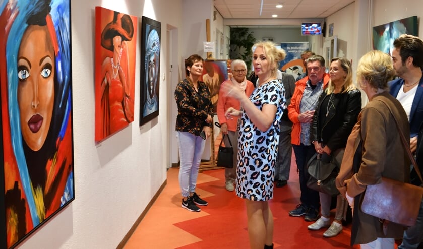 Moniek tijdens de opening van haar expositie | Fotonummer: 99b06c