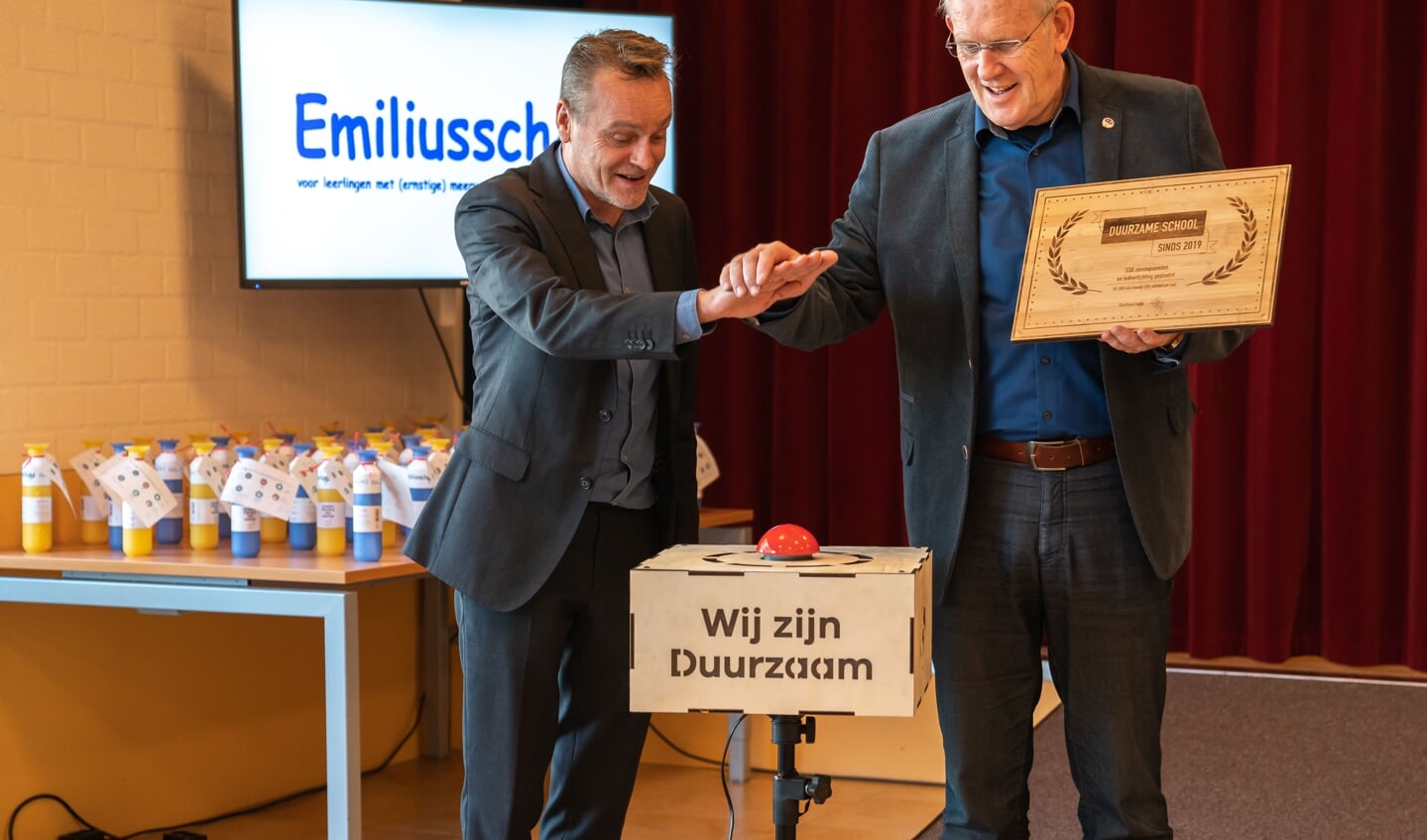 Wethouder Liempd (Links) bezoekt de Emiliusschool die nu ook duurzaam is
