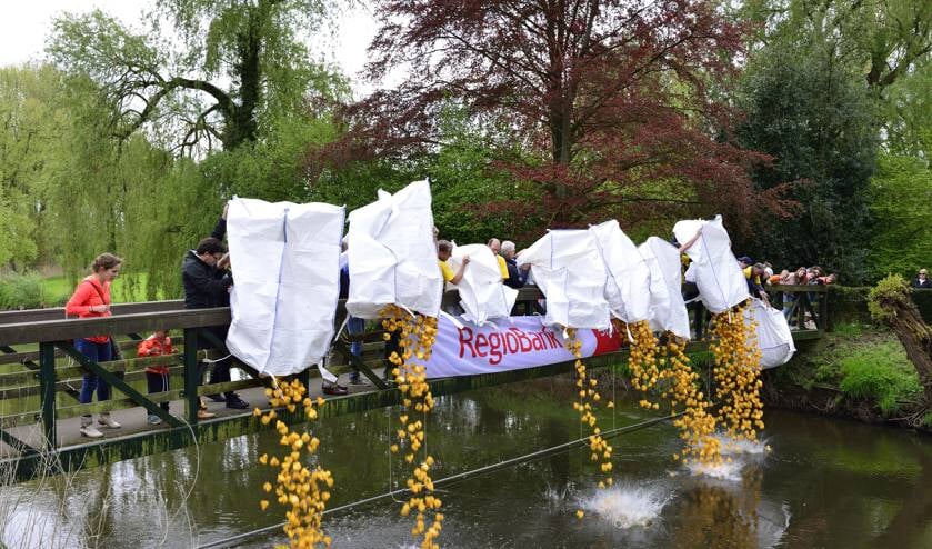 De gele eendjes worden te water gelaten tijdens Koningsdag 2018 | Fotonummer: 048b25