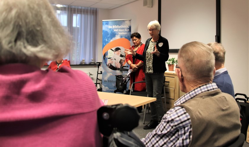 Er werd aandachtig geluisterd naar het verhaal dat Liesbeth van Hapert voorlas | Fotonummer: f8d6eb