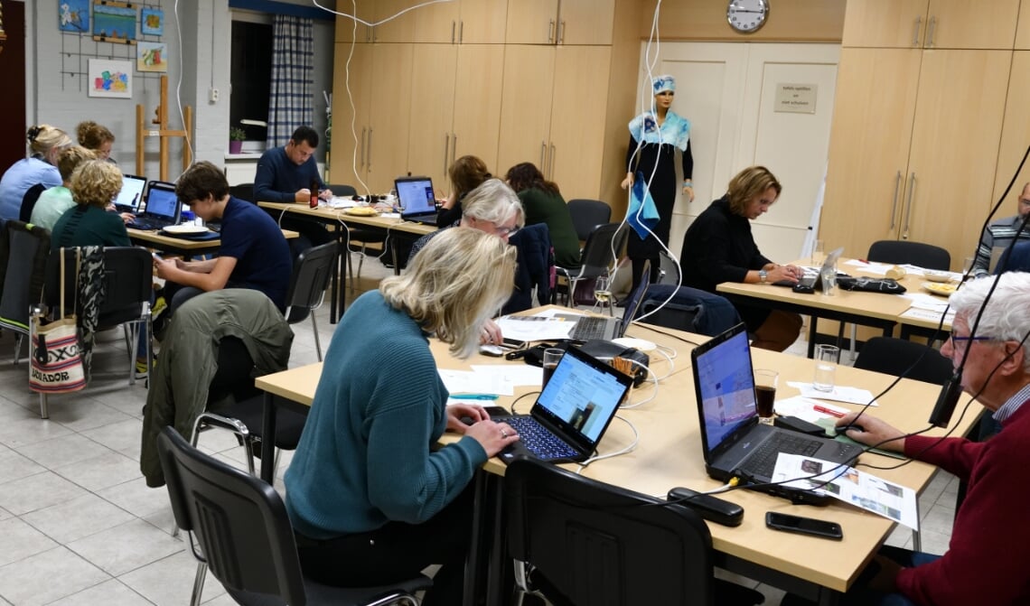 <p>De meeste antwoorden worden op de computer opgezocht (archieffoto)</p>