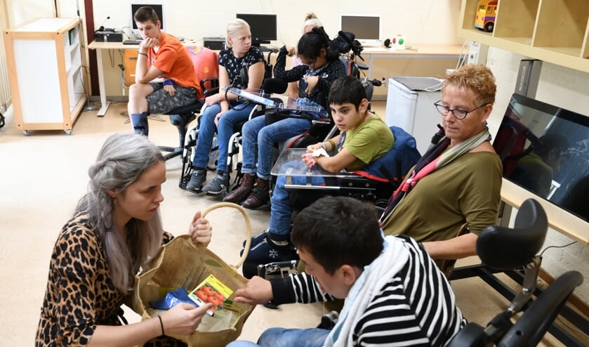 Leerlingen volgen de workshop gegeven door Michelle Hieltjes | Fotonummer: 88cedb