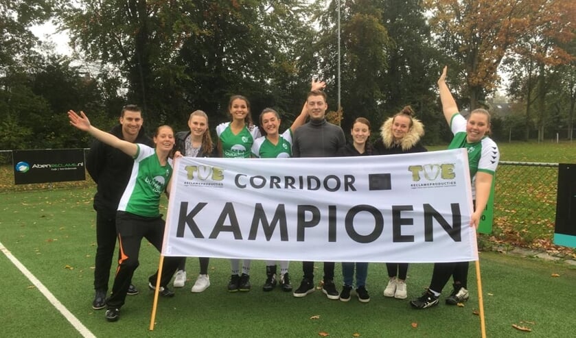 V.l.n.r.: Allard Pos, Lenneke Swinkels, Eline Swinkels, May Groos, Sabien Schampers, Tim Poldervaart, Kayley Hopkins, Sam Bosma, Floor Schoonen. Afwezig op de foto: Amy van Maasakkers, Sanne Markgraaf en wissels Loes Niessen en Lindy Hilgerdenaar | Fotonummer: a95a60