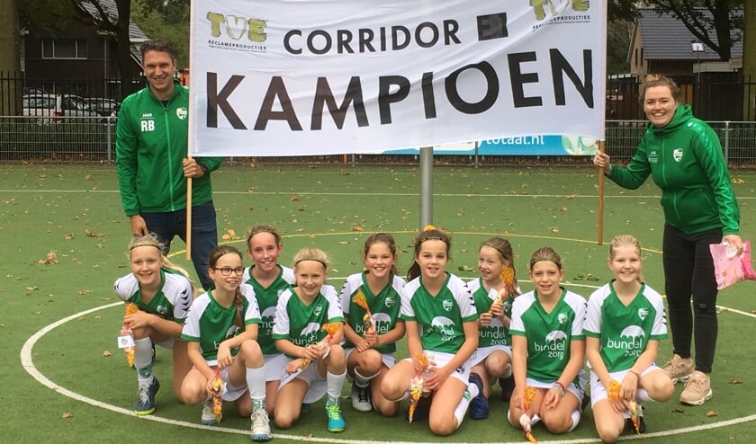 V.l.n.r.: Benthe Brekelmans, Fleur van de Vorst, Milla Loosschilder, Lotte van Lier, Lise Sprokholt, Fien Hendriks, Suus van Roon, Imke Schalken, Isa Megens en de trainers Ronald Brekelmans en Merel van Deursen | Fotonummer: 4da0fd