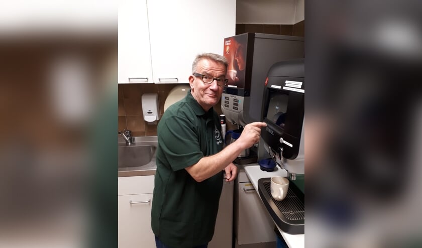 Frans schenkt nog een kopje koffie | Fotonummer: 149a0c