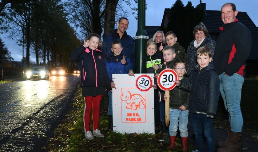 Bewoners van de Van den Elsenstraat en Eind hebben bordjes opgehangen en neergezet om automobilsten te wijzen op de maximale toegestane snelheid | Fotonummer: 2fd9df