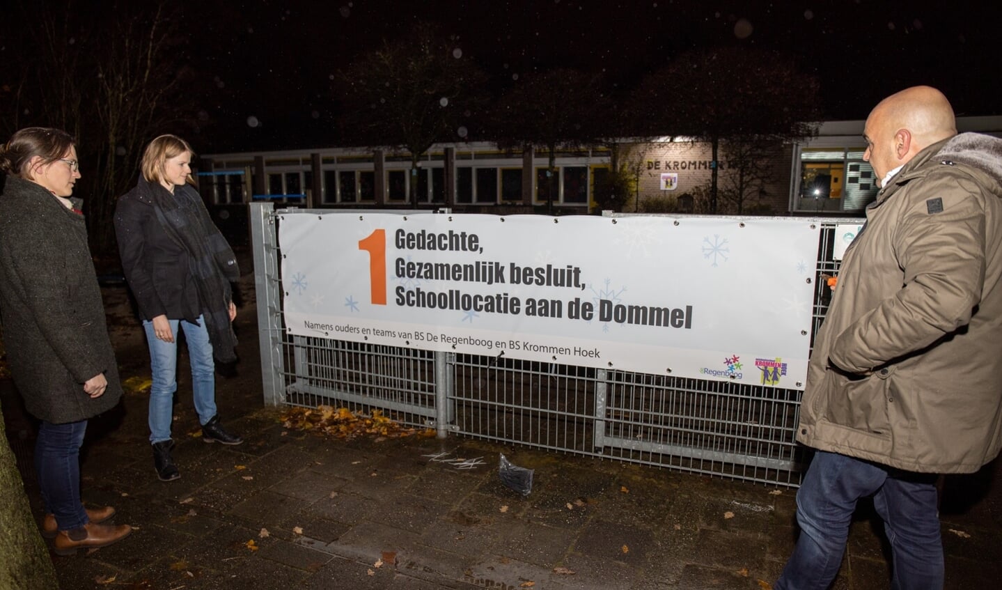 Het spandoek op de locatie Krommenhoek